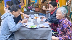 Nhà hàng mở tiệc buffet miễn phí cho gần 1.000 người lao động, người nghèo dịp đại lễ