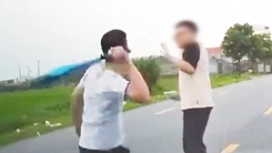 Tài xế xe bán tải dùng gậy bóng chày đánh người lái ô tô sau va quẹt
