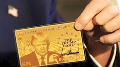 Cận cảnh thẻ vàng nhập cư 5 triệu USD, ông Trump khoe khi đang trên chuyên cơ