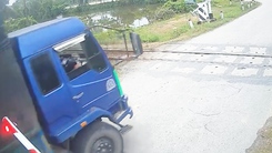 Xe tải tông gãy rào chắn đường sắt ở Huế: Chuyển hồ sơ sang cơ quan điều tra