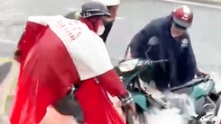 Cột đèn giao thông ngã ngang quốc lộ 13; Xe tải chắn dòng cứu xe máy bị cuốn trôi