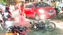Xác minh tài xế ô tô nghi say xỉn tông nhiều xe máy rồi bỏ đi, 2 người nhập viện