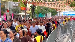 Đông nghẹt người xếp hàng vào chiêm bái xá lợi Phật tại chùa Quán Sứ