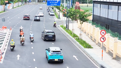 Video hàng loạt xe máy chạy lố vào đường cấm, đoạn trước nhà ga T3 sân bay Tân Sơn Nhất