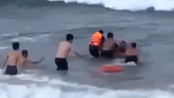 Cứu cháu bé 8 tuổi bị sóng cuốn ở biển Cửa Tùng