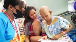 Bạn đọc báo Tuổi Trẻ sẻ chia ước nguyện với bệnh nhi ung thư