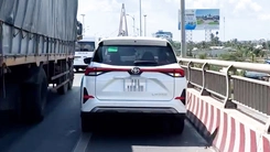 Ô tô lấn làn xe máy trên cầu Rạch Miễu bị người dân quay video, phát hiện thêm 4 lần vi phạm