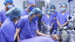 Xúc động khoảnh khắc người vợ tiễn biệt tạng của chồng trước khi hiến tặng