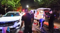 Xe taxi bỏ chạy sau khi va chạm với xe máy, bỏ mặc hai người bị thương giữa đường