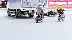 Tai nạn thương tâm khiến người đi xe máy tử vong qua góc nhìn từ camera nhà dân