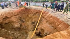 Dùng máy bơm công suất lớn hút nước, tìm kiếm người đi xe máy rơi xuống 'hố tử thần'