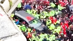 Video lao xe vào đám đông tại lễ rước cúp vô địch của Liverpool, 27 người bị thương