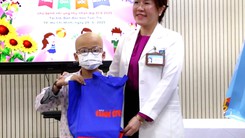 Nhận quà 'Ước mơ của Thúy', bệnh nhi ung thư vui mừng nói lời cảm ơn
