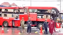 Xe khách giường nằm va chạm xe container, 5 người bị thương tại Bình Dương