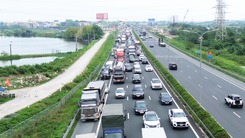 Đông nghịt xe đổ về các thành phố lớn sau những ngày nghỉ lễ
