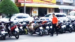 Xe đậu tràn lan dưới lòng đường ở trung tâm TP Cần Thơ, địa phương nói gì?
