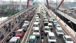 Nhiều tuyến đường ở TP.HCM kẹt xe kéo dài ngày đầu đi làm sau lễ