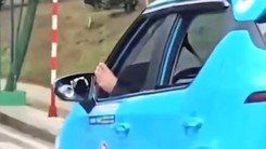 Đại diện hãng taxi lên tiếng vụ tài xế ở Đà Lạt vừa lái xe vừa gác chân lên cửa kính