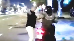 Clip tài xế GrabBike bị khách dùng mũ bảo hiểm đánh tới tấp ở Đà Nẵng, công an đang xác minh