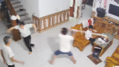 Công an vào cuộc vụ chồng dùng cây lau nhà đánh vợ nhập viện ở Tuyên Quang