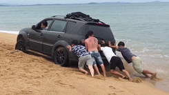 Thêm 1 ôtô lún bánh khi chạy xuống bãi biển Tuy Hòa