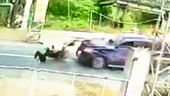 Ô tô 'điên' tông liên tiếp 3 xe máy ở Tiền Giang, 2 người thương vong