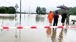 Mưa như trút nước chia cắt nhiều tuyến đường, gây sạt lở ở Quảng Nam và TP Huế
