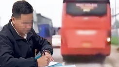 Người dân quay clip xe khách lấn làn xe máy trên quốc lộ 1, tài xế bị mời làm việc