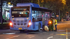 Người phụ nữ đi xe máy tử vong sau va quẹt với xe buýt ở quận 1