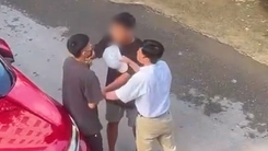 Xác minh video 2 cha con đi ô tô 'khống chế' một thanh niên sau va chạm xe