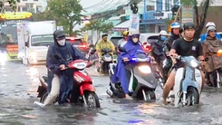 Nhiều tuyến đường ở Cần Thơ ngập nặng sau trận mưa lớn nhất từ đầu mùa