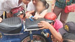 Nghe bé gái kêu cứu, người đi đường chạy đến giải cứu chân cháu bị kẹt vào căm xe