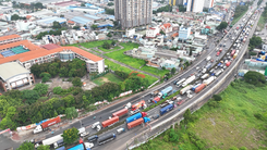 Quốc lộ 1 đoạn từ cầu vượt Trạm 2 đến quốc lộ 13 dài hơn 10km bị ùn ứ từ sáng sớm đến chiều