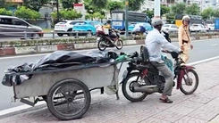 Cảnh sát giao thông Hàng Xanh xử phạt nhiều xe tự chế, chở hàng cồng kềnh