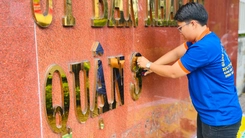 Đang gắn bảng tên phường, nhiều trụ sở quận thành nơi làm việc của phường mới ở TP.HCM