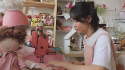 Góc nhìn trưa nay: May búp bê thủ công từ rác thải thời trang