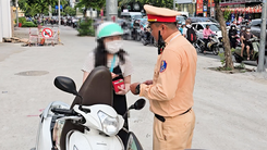 Cảnh sát giao thông 'bắt quả tang' nhiều người chạy xe máy lên vỉa hè tại TP.HCM