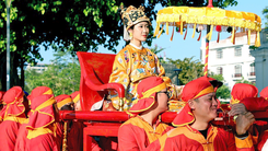 Hình ảnh tái hiện Nam Phương hoàng hậu ngồi kiệu do đội mai táng khiêng, nhà nghiên cứu nói gì?