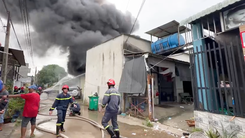 Cháy xưởng phế liệu nằm cạnh dãy nhà trọ ở Bình Dương