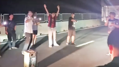 Kẹt xe trên cao tốc Vĩnh Hảo - Phan Thiết, nhiều người xách loa ra đường... hát karaoke