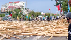 Lật xe tải chở gỗ, một học sinh bị đè chết ở Đắk Lắk