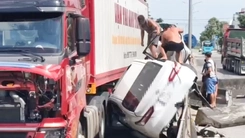 Ô tô bị ép vào dải phân cách sau va chạm với xe container, 3 người thoát chết