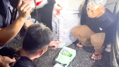 Chở 60 bánh heroin và 37kg ma túy đá trên xe 7 chỗ, 3 người liên quan bị bắt giữ