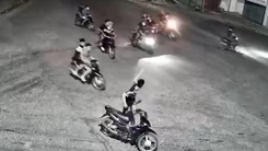 Điều tra 2 nhóm thanh niên đi xe máy, mang hung khí hỗn chiến trong đêm