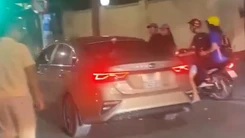 Xác minh ô tô tông xe máy rồi bỏ chạy, tiếp tục gây tai nạn ở Hà Nội