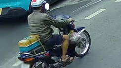 Người đàn ông phun sơn chữ 'Bắn tốc độ' trên mặt đường ở TP.HCM bị mời làm việc
