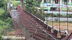 Cầu treo đứt cáp, ô tô bán tải chở 3 người và một xe máy rơi xuống sông