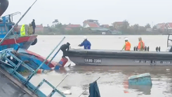 Tàu cá lật chìm trên sông Chanh ở Quảng Ninh, 9 người được cứu kịp thời