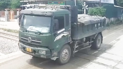 'Ớn lạnh' xe ben chở vật liệu xây dựng dừng trên đường ray ở Đà Nẵng