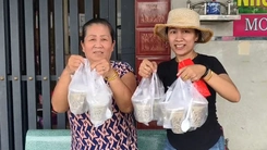 Bà cụ bị té gãy chân, hàng xóm giúp bán sạch nồi chè